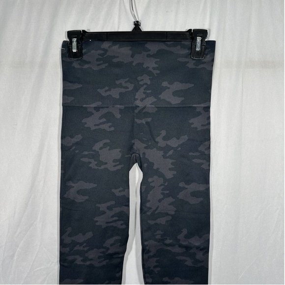 NWT $68 Spanx [ XS Medium ] Look At Me Now Seamless Leggings Black‎ Camo - Picture 10 of 13